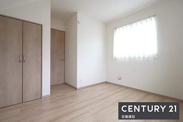 【　洋室　/　5.75帖　】明るくゆとりのある広さの洋室！クローゼット完備どんな家具にも合わせやすい白基調のお部屋です