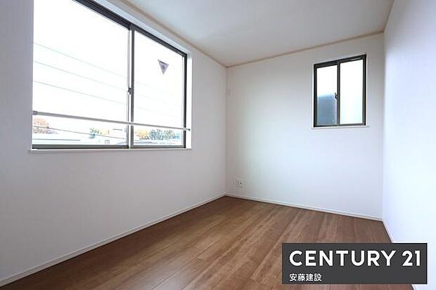 【　寝室　/　5帖　】ダブルベッドを置ける寝室はご夫婦でお使いいただける空間