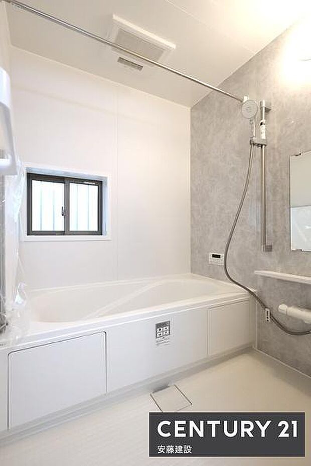 【　浴室　/　Bathroom　】たっぷりのお湯にゆったり浸かれそうなゆとりの浴室浴室暖房乾燥機が備わっており換気しやすく、冬場は過度な温度差を防げます