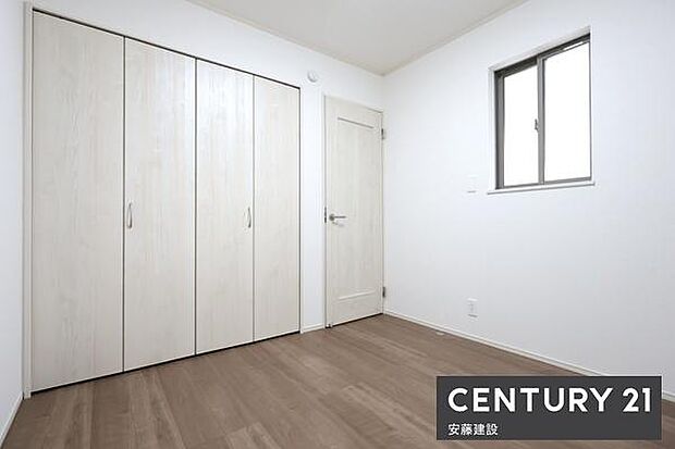 【　1階サービスルーム　/　4.5帖　】居室としても活用可能なクローゼット完備のサービスルーム