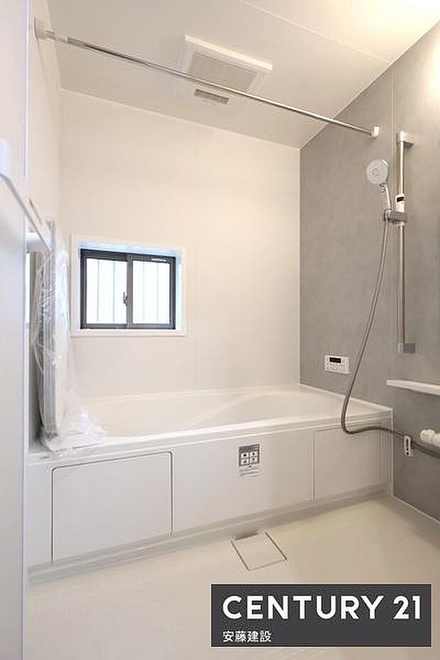 【 浴室 / Bathroom 】たっぷりのお湯にゆったり浸かれそうなゆとりの浴室浴室暖房乾燥機が備わっており換気しやすく、冬場は過度な温度差を防げます