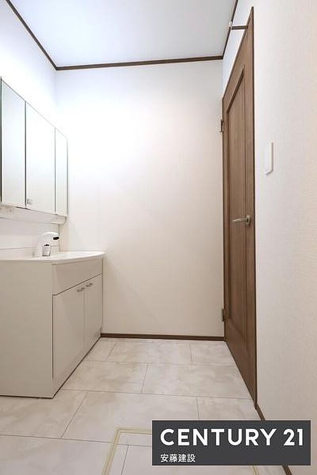 【 洗面所 / Washroom 】清潔感溢れる洗面所は忙しい朝もストレスフリーに身支度できそうな空間