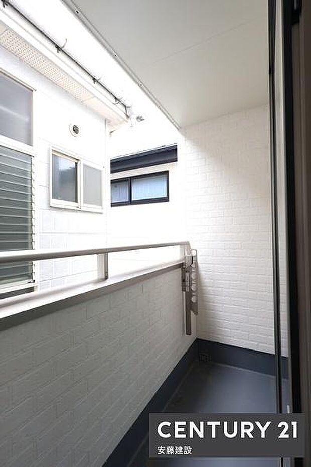 【 2階バルコニー / Balcony 】リビングから出入り可能なバルコニー使い勝手の良い広さ