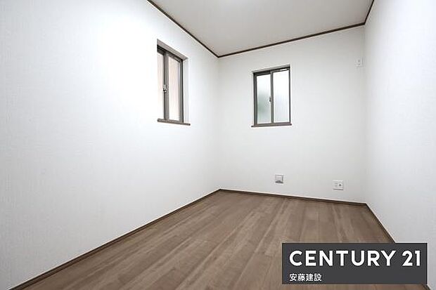 【 1階サービスルーム / 5.5帖 】居室としても活用可能なクローゼット完備のサービスルーム