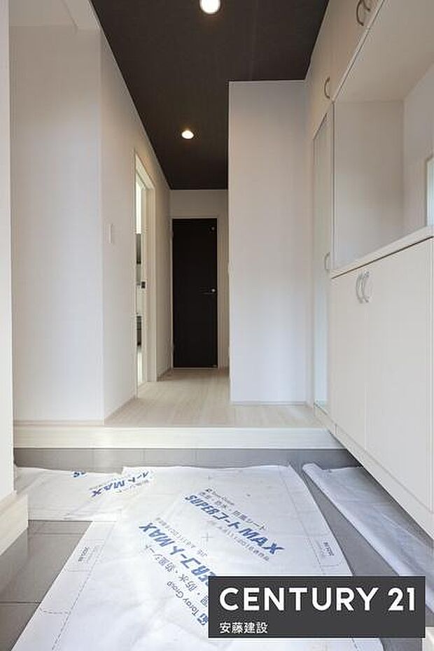 【　玄関　/　entrance　】白を基調とした清潔感あふれる玄関は、間口が広く開放的な空間空間に広がりを感じられるミラー付シューズボックス完備