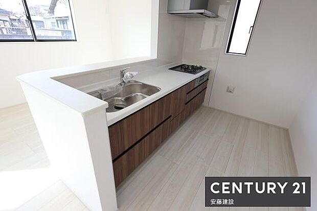 【　キッチン　/　Kitchen　】リビングを見渡せるオープンキッチンで、お料理の受け渡しもスムーズ！窓があり熱やにおいがこもりにくい設計