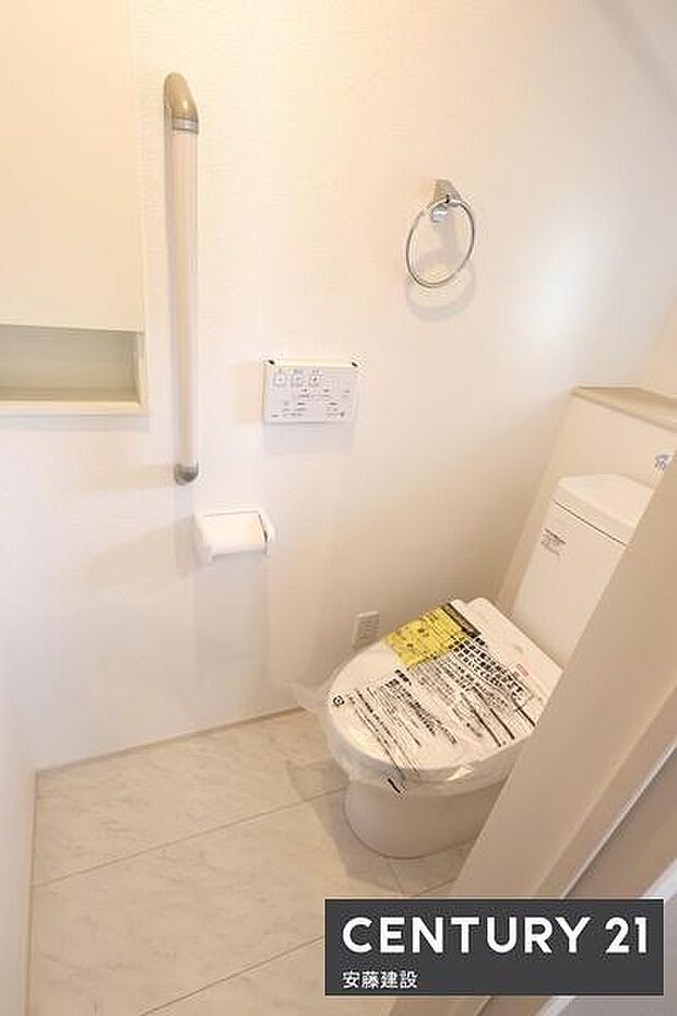 【　トイレ　/　toilet　】清潔的なウォッシュレット付きトイレちょっとした棚があるのも嬉しいポイント