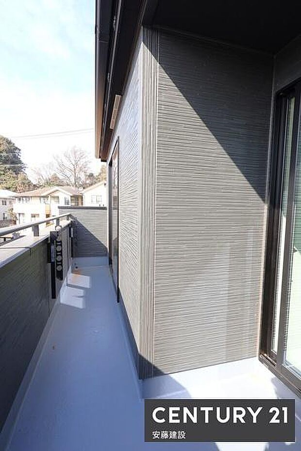 【　バルコニー　/　Balcony　】寝室、ホールから出入可能な南西向きバルコニー居室を通らずに洗濯可能な便利な動線設計！