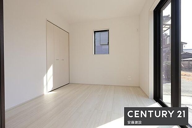 【　1階洋室　/　4.5帖　】リビング横の洋室は子どもの遊び場や家事、仕事スペースとしても使える空間リビングを通さず出入りでるため、客間としても活用できます！