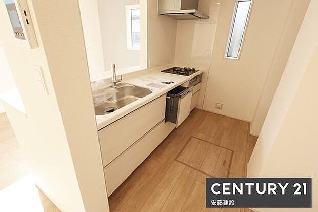 【 キッチン / Kitchen 】リビングを見渡せるオープンキッチンで、お料理の受け渡しもスムーズ!窓があり熱やにおいがこもりにくい設計