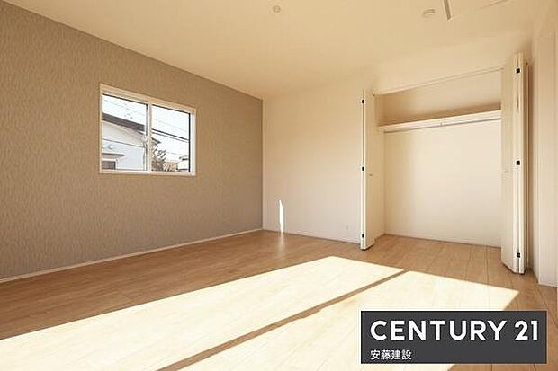 【 寝室 / 9帖 】バルコニーに面して明るくあたたかな寝室!ダブルベットを置いてもゆとりがあり、夫婦でも使いやすい居室