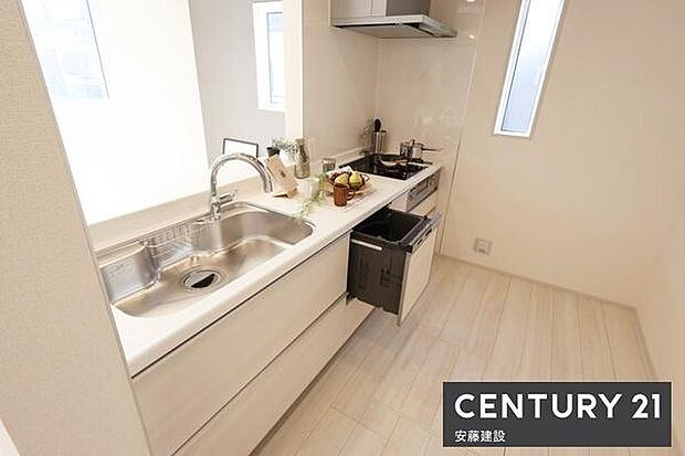 【 キッチン / Kitchen 】リビングを見渡せるオープンキッチンで、お料理の受け渡しもスムーズ!※家具は販売価格に含まれません。