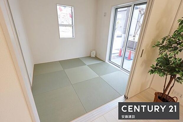 【 1階和室 / 4.5帖 】リビング横の和室は、扉をあければリビングがより開放的な空間に!お子様の遊び場などにも便利です