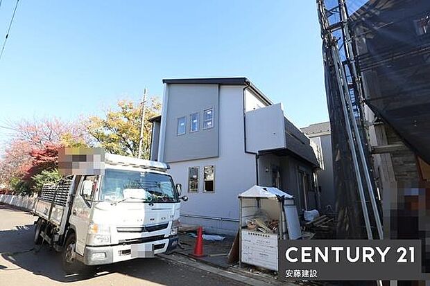 開放的な角地に立地