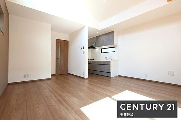 【　リビング　/　14.3帖　】明るくあたたかな、しっかりとした広さのリビングダイニングテーブルとソファーを置いてもゆとりが生まれる空間