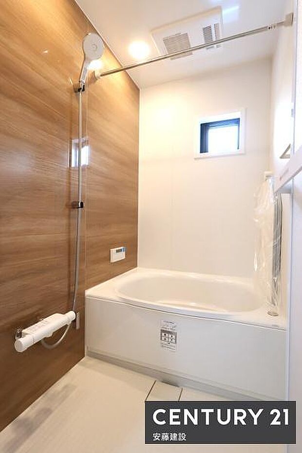 【　浴室　/　Bathroom　】ホテルのような上質なデザインのシステムバス浴室暖房乾燥機が備わっており換気しやすく、冬場は過度な温度差を防げます