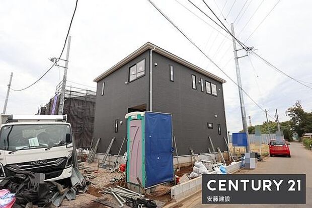 防犯カメラや電子キー、TVモニター付インターホン等が備わったセキュリティ面安心の邸宅