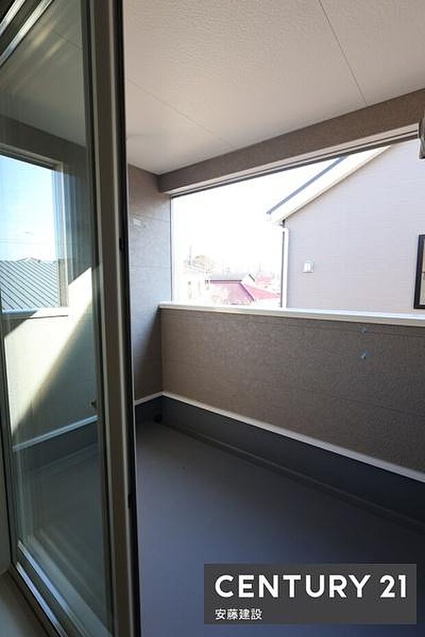 【　バルコニー　/　Balcony　】寝室から出入可能な南向きバルコニー！急な雨でも安心なインナーバルコニー