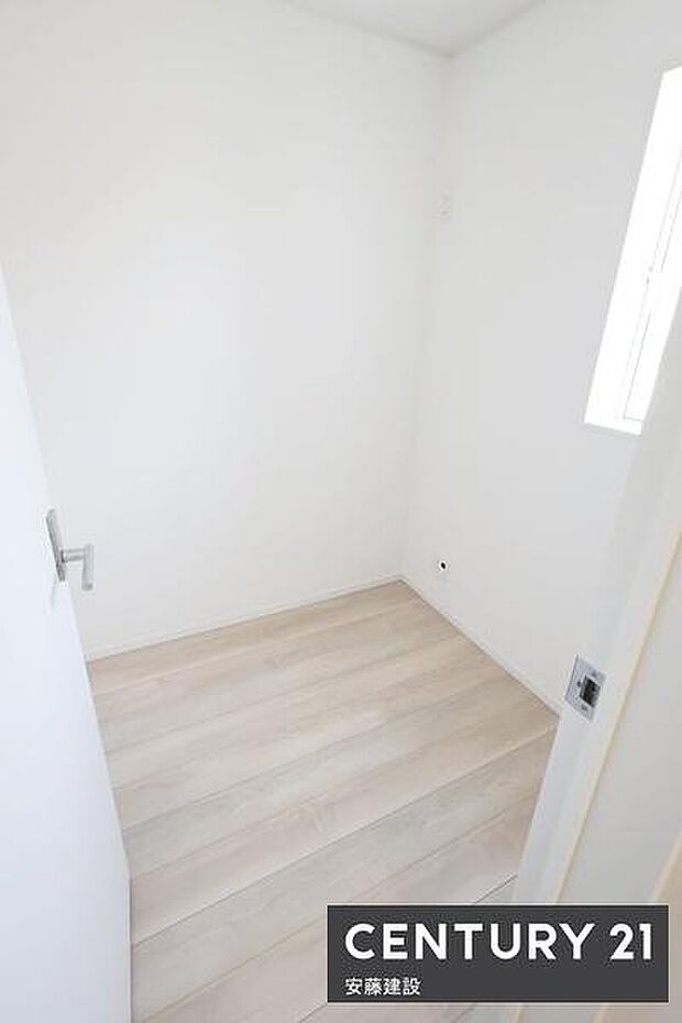 【　サービスルーム　/　2帖　】収納やちょっとした仕事や家事に使えるサービスルーム完備窓があり換気できる設計