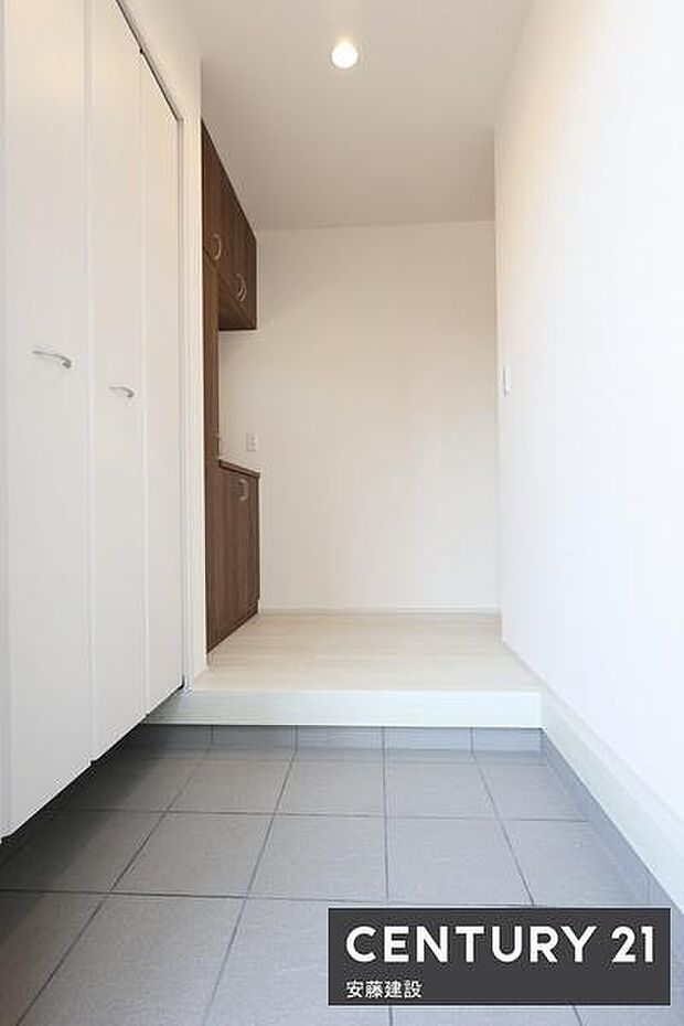 【 玄関 / entrance 】住む人を毎日見送り迎え入れる、清潔感のある玄関かさばりやすいベビーカーや濡れた雨具もそのまま収納可能な玄関収納完備!