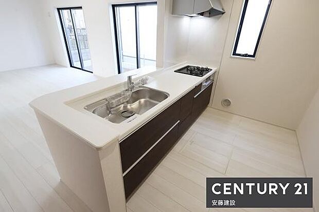 【 キッチン / Kitchen 】収納と作業スペースをしっかり確保した対面式システムキッチン!お料理の片付けや運び出しもしやすい便利な設計