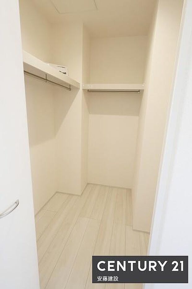 【 WIC 】1階洋室に備わったWIC日用品等ストックの管理も楽々、毎日の洋服選びも楽しめます!