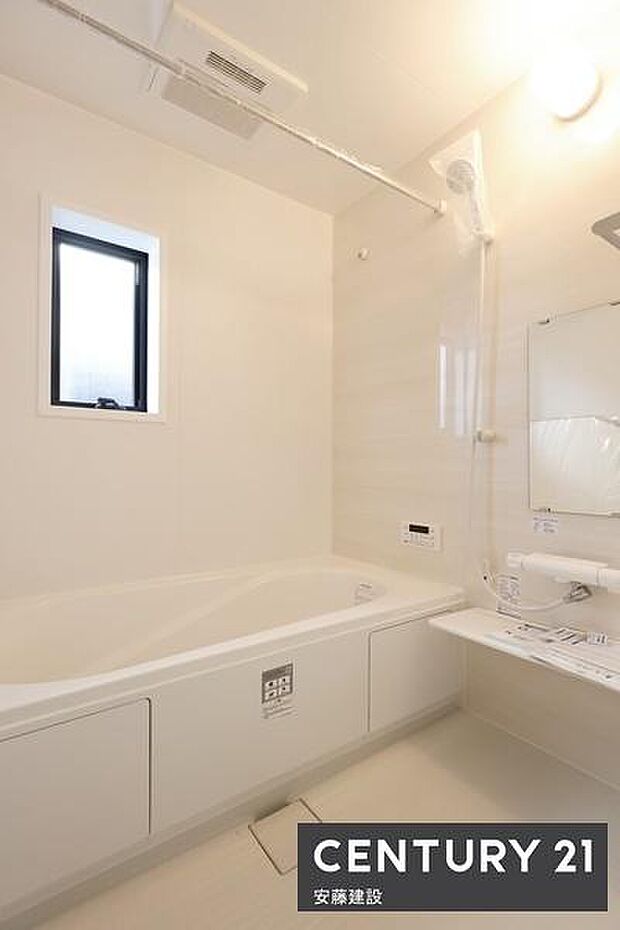【　浴室　/　Bathroom　】たっぷりのお湯にゆったり浸かれそうなゆとりの浴室浴室暖房乾燥機が備わっており換気しやすく、冬場は過度な温度差を防げます