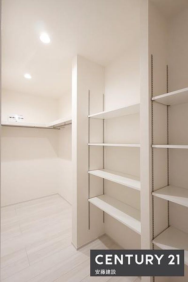 【　パントリー　】キッチン裏側には食料品や日用品を収納できる大容量パントリー完備！可動棚付きで、掃除道具やサニタリー収納としても活用できます