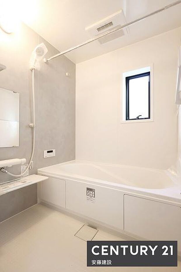 【 浴室 / Bathroom 】アクセントパネルで優雅な空間を演出したシステムバス浴室暖房乾燥機が備わっており換気しやすく、冬場は過度な温度差を防げます