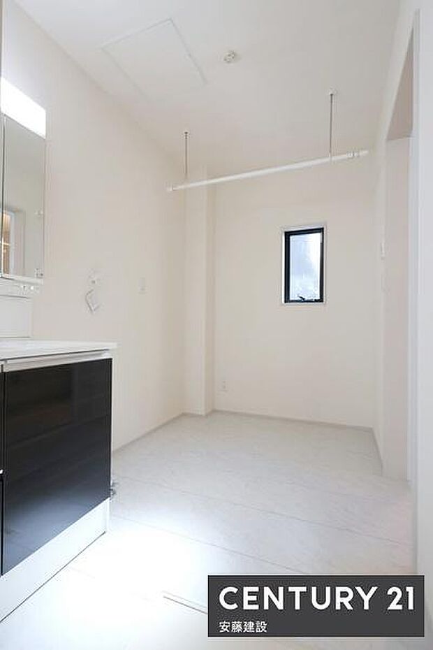 【 洗面所 / Washroom 】清潔感溢れる洗面所は忙しい朝もストレスフリーに身支度できそうな空間ゆとりある広さに室内物干し付きで、雨の日も安心して洗濯できます