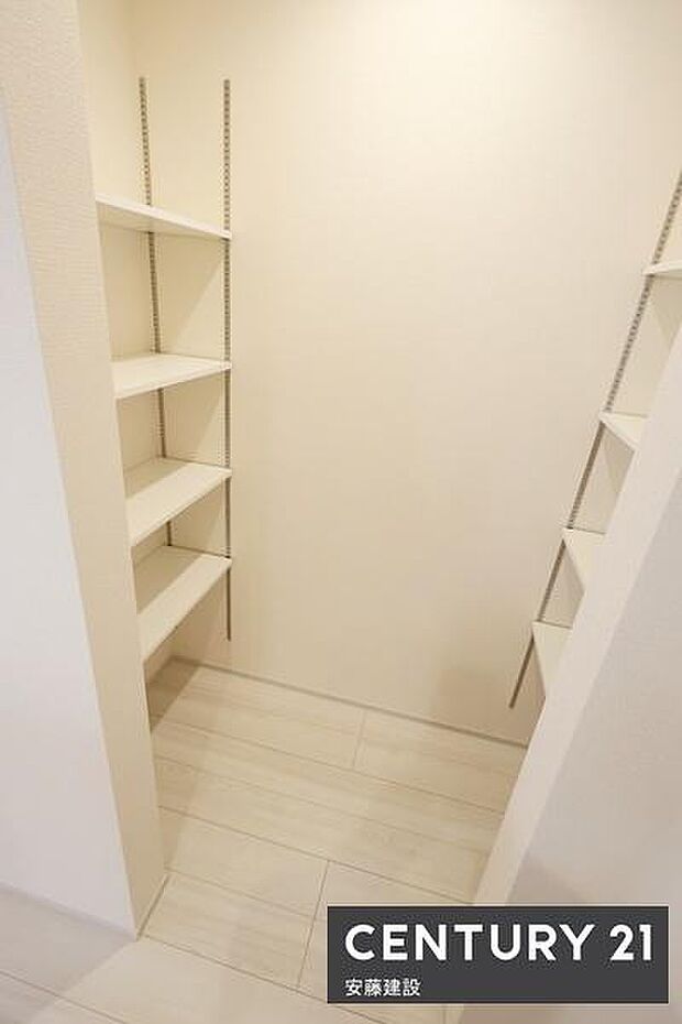 【 パントリー 】キッチン横には食料品や日用品を収納できる可動棚付きパントリー完備!すっきりしたキッチンでお料理を楽しめます