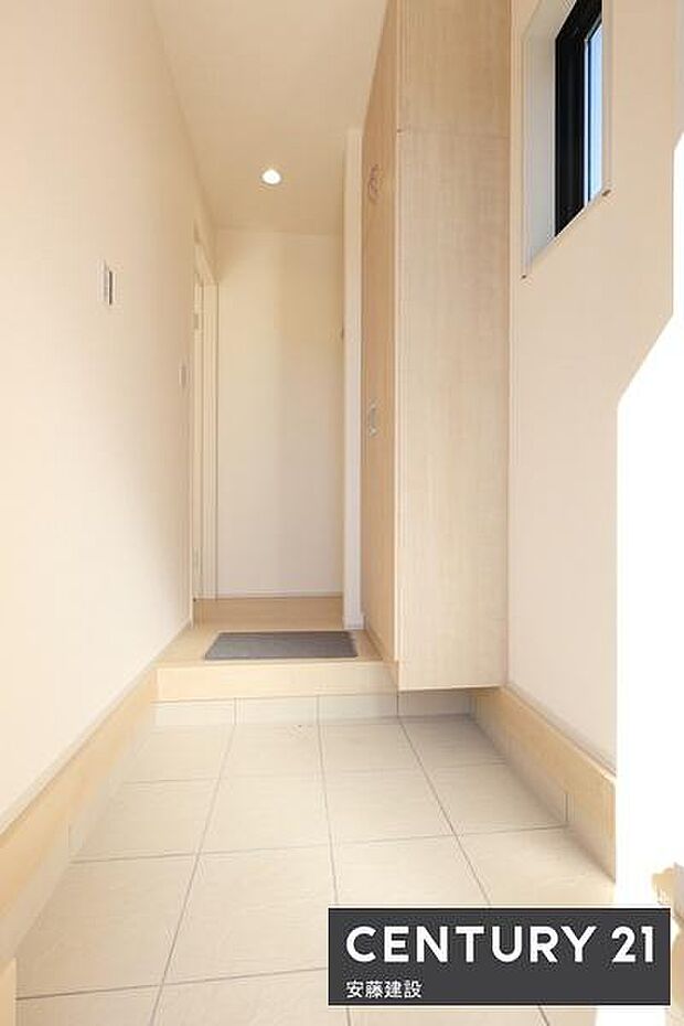 【　玄関　/　entrance　】白を基調とした明るい玄関は、帰宅・来客を心地よく迎えてくれます間口が広く出入りのしやすい設計