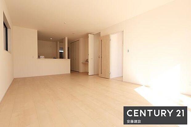 【　リビング　/　20.3帖　】明るくあたたかな、しっかりとした広さのリビングダイニングテーブルとソファーを置いてもゆとりが生まれる空間