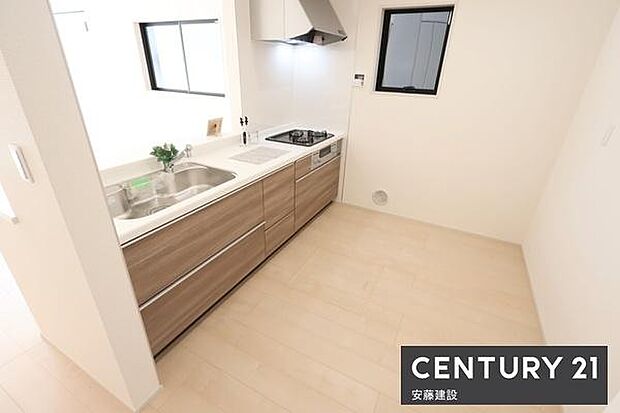 【　キッチン　/　Kitchen　】収納と作業スペースをしっかり確保した対面式システムキッチン！お料理の片付けや運び出しもしやすい便利な設計