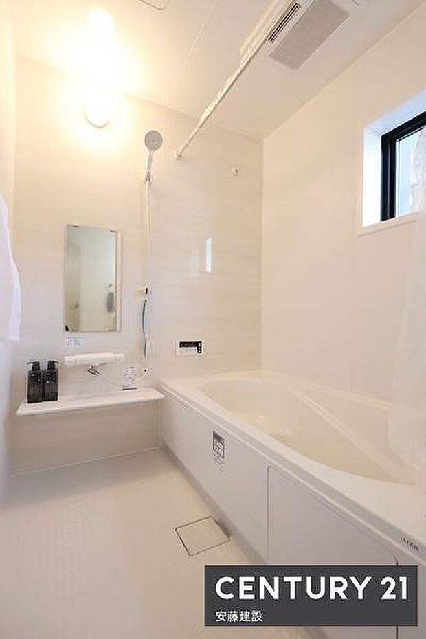 【　浴室　/　Bathroom　】たっぷりのお湯にゆったり浸かれそうなゆとりの浴室浴室暖房乾燥機が備わっており換気しやすく、冬場は過度な温度差を防げます