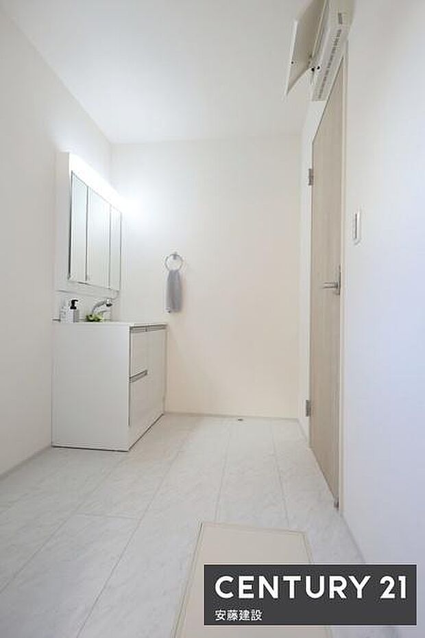 【　洗面所　/　Washroom　】清潔感溢れる洗面所は忙しい朝もストレスフリーに身支度できそうな空間収納力のある三面鏡独立洗面台完備！