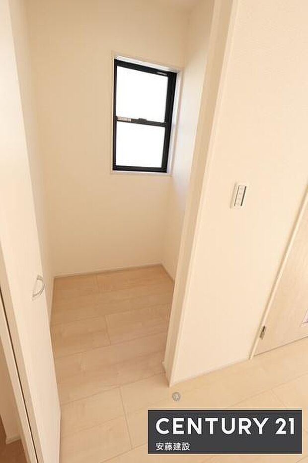 【　フリースペース　】リビングに備わった、季節物の家電もしっかり片付けられる便利なスペースハンガーラックを置けばWICとしても活用可能！