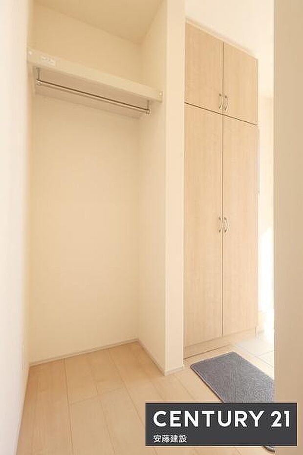 【　収納　】上着の出し入れがしやすく便利なハンガーラック付き玄関収納完備！