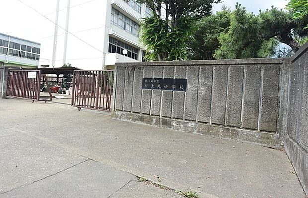 鶴ヶ島市立富士見中学校まで824m