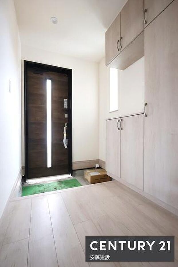 【　玄関　/　entrance　】清潔感あふれる玄関は、帰宅・来客を心地よく迎えてくれます散らかりがちな玄関もすっきり片付くシューズボックス完備