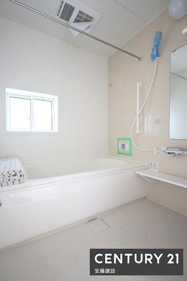 【　浴室　/　Bathroom　】一日の疲れを癒すための心地よいバスタイムホスクリーンが備わっており、雨の日でも部屋干し可能