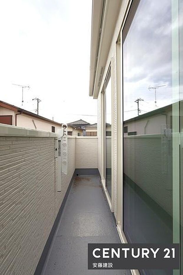 【　バルコニー　/　Balcony　】2部屋から出入可能な南東向きバルコニー！たっぷりの日差しを浴びて洗濯物がしっかり乾きます