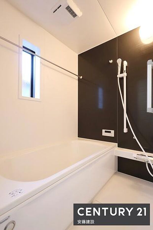 【　浴室　/　Bathroom　】ブラックのアクセントパネルで優雅な空間を演出したシステムバスホスクリーンが備わっており、雨の日でも部屋干し可能