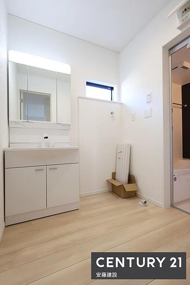 【　洗面所　/　Washroom　】清潔感溢れる洗面所は、忙しい朝もストレスフリーに身支度できそうな空間しっかり収納もできる独立洗面化粧台完備！