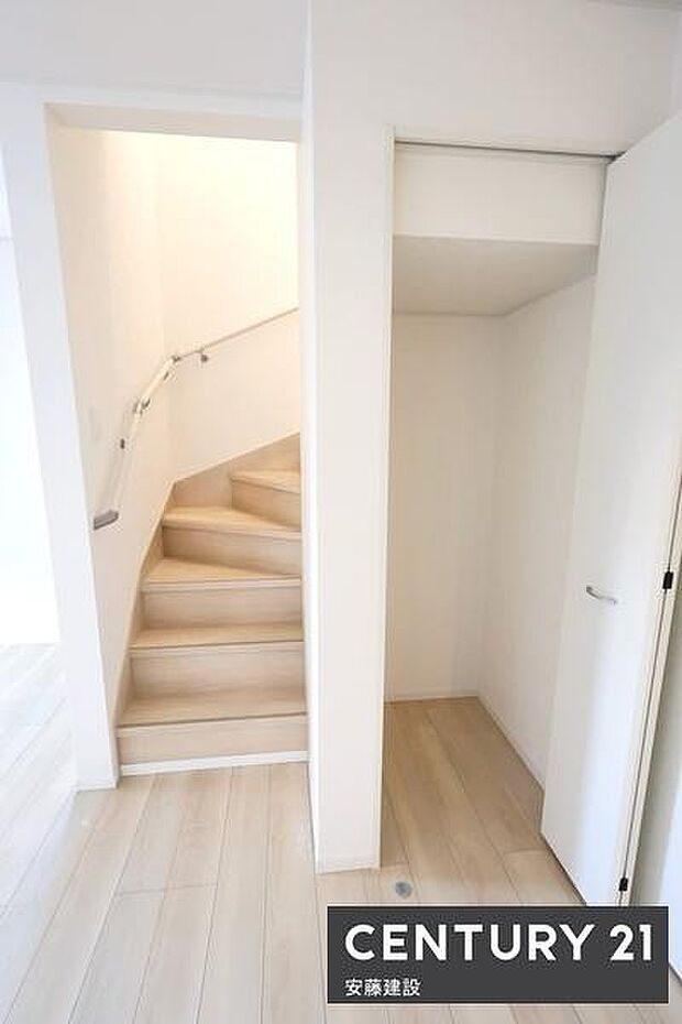 【　パントリー　】キッチン横に食料品や日用品を収納できるパントリー完備