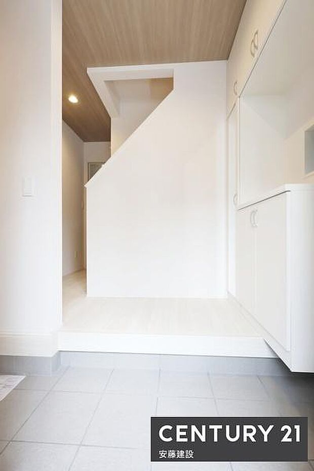 【 玄関 / entrance 】住む人を毎日見送り迎え入れる、清潔感のある玄関便利な玄関収納完備!