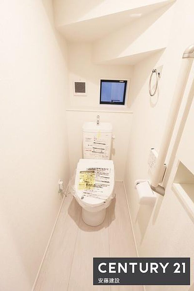 【 トイレ / toilet 】明るく清潔的なトイレ窓があり素早く換気できます