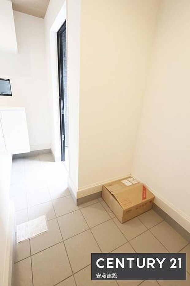 【 SIC 】かさばりやすいベビーカーやアウトドア用品、濡れた雨具もそのまま収納可能なSIC完備