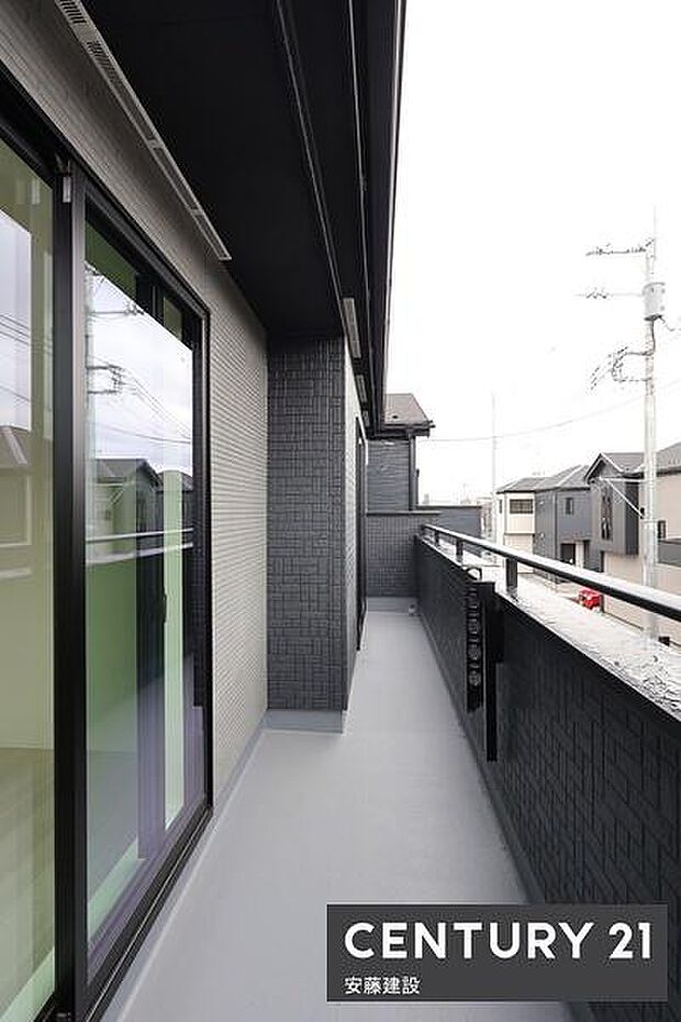 【 バルコニー / Balcony 】2部屋から出入可能な南東向きバルコニー!陽当りがよく洗濯物もしっかり乾きます