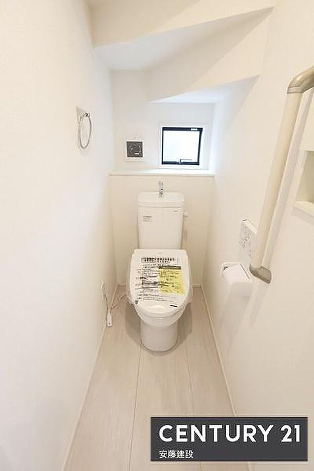 【 トイレ / toilet 】明るく清潔的なトイレ窓があり素早く換気できます